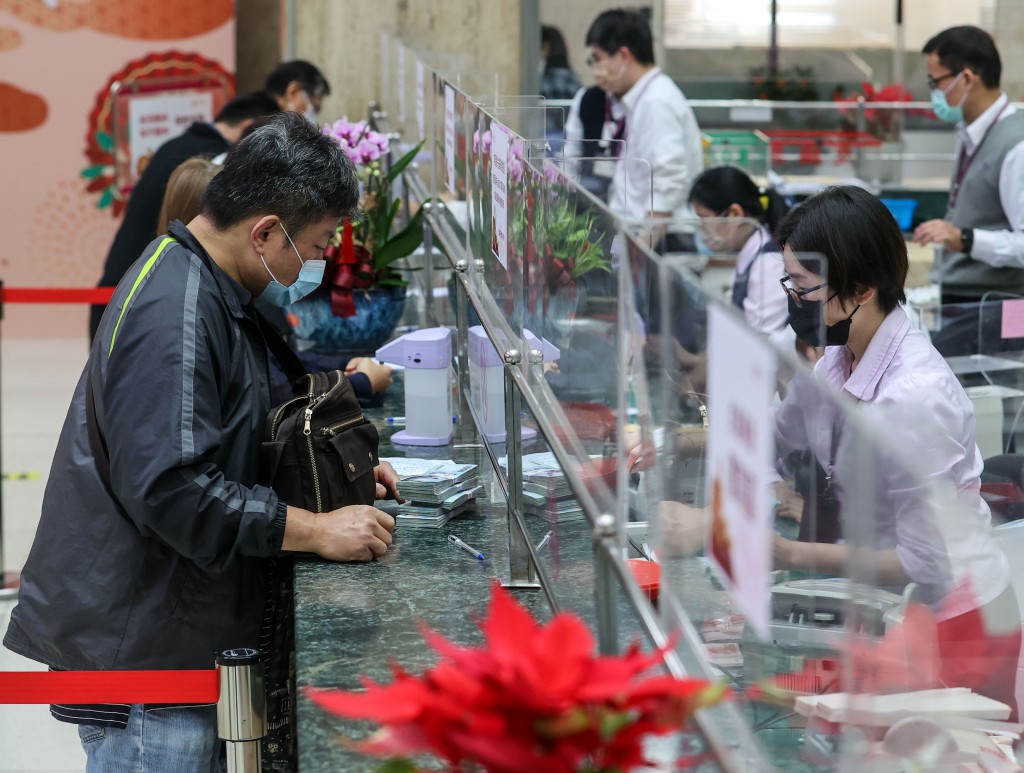 Photo shows customers standing at bank counters before Taiwan's Lunar New Year holiday on Jan. 13, 2023. (CA photo)