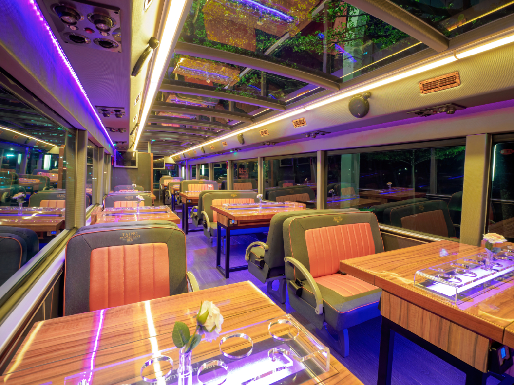 Specially Designed Double Decker Restaurant Bus with Non-Slip Tables.jpg
