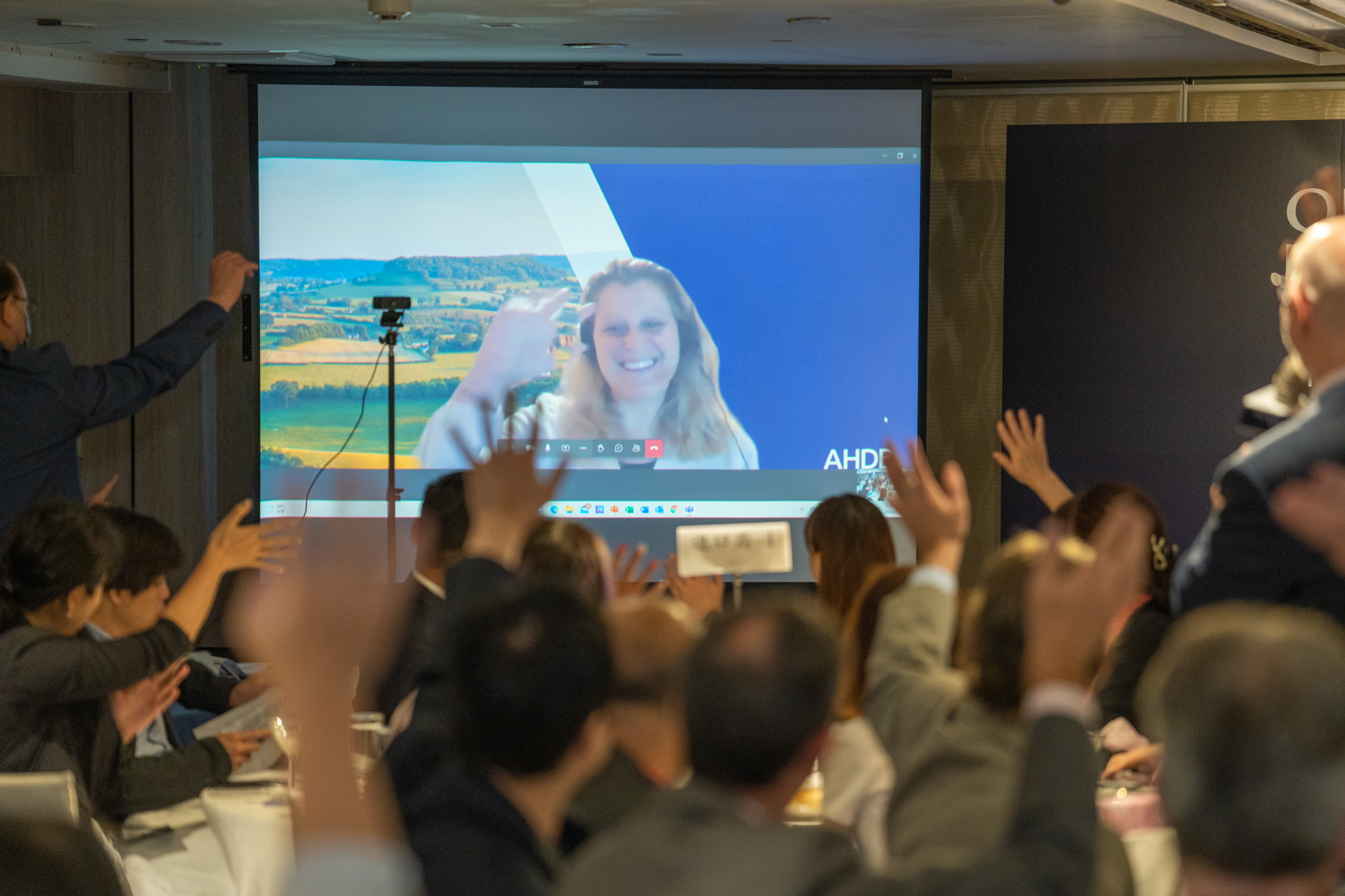 Susan Stewart, ADHB’s senior export manager for the Asia-Pacific, introducing British pork farming to the guests through a live broadcast connection, and conveyed her best wishes and bon appétit to everyone