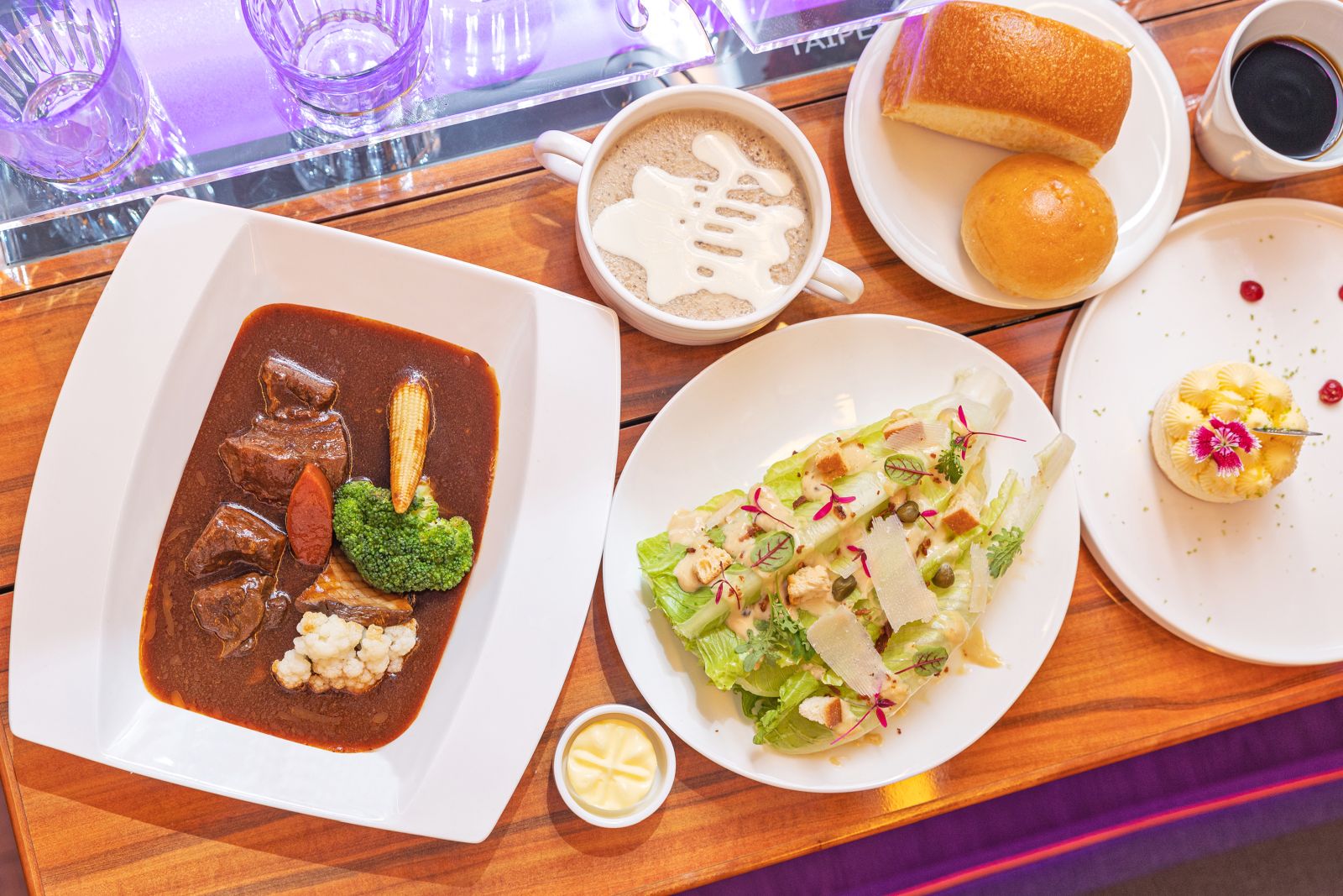 Taiwan's First Restaurant Bus with Full Course Set Meal.jpg